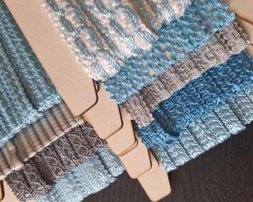 Supermooi retro vintage glanzend sierband in blauwtinten beschikbaar voor biedingen