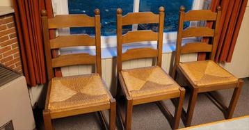 16 eiken stoelen met biezen zitting beschikbaar voor biedingen