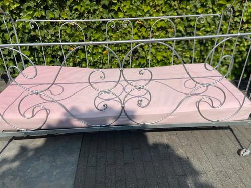 Antiek ijzeren kinderbed - bankje, Kinderen en Baby's, Kinderkamer | Bedden, Zo goed als nieuw, 180 cm of meer, 70 tot 85 cm, Matras