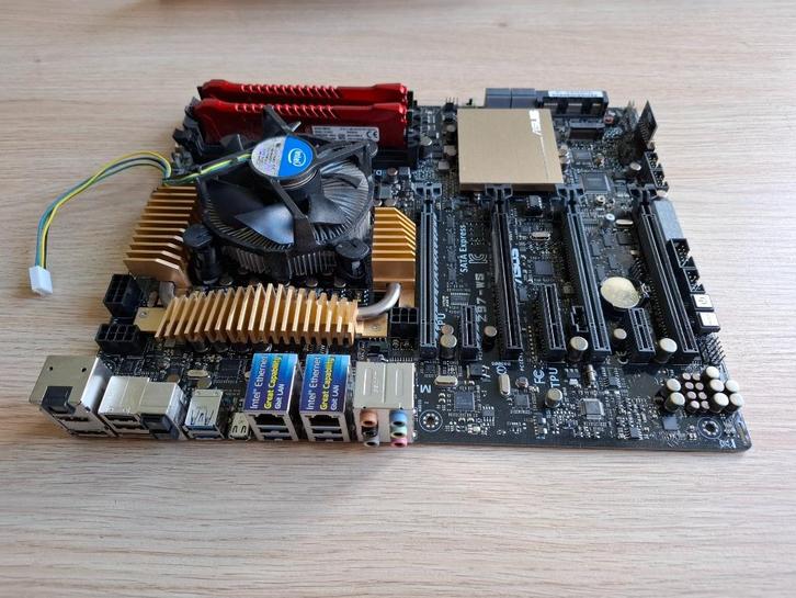 MOEDERBORD ASUS Z97-WS S1150  4XDDR3 2400MHZ 500WATT VOEDING, Computers en Software, Moederborden, Gebruikt, Intel, DDR3, Ophalen