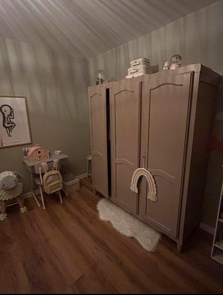 Antieke mooie paarse kast!, Kinderen en Baby's, Kinderkamer | Commodes en Kasten, 105 cm of meer, 100 cm of meer, 50 tot 70 cm