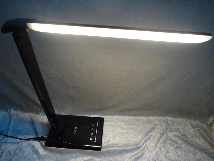 AUKEY LED-bureaulamp USB-oplaadpoort verstelbaar, Huis en Inrichting, Lampen | Tafellampen, Zo goed als nieuw, Minder dan 50 cm