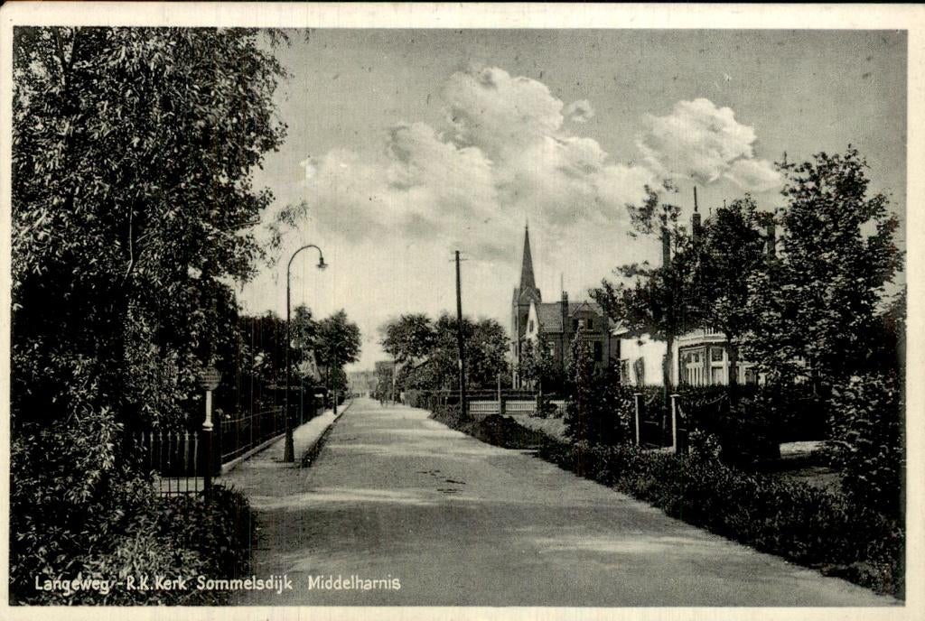 Middelharnis - R.K. Kerk - Langeweg, Verzamelen, Ansichtkaarten | Nederland, Ophalen of Verzenden, 1920 tot 1940, Gelopen, Zuid-Holland