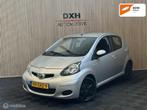 Toyota Aygo 1.0 Navigator AUTOMAAT 3eEIG NAP NAVI BLUE AIRCO, Auto's, Euro 5, Stof, Gebruikt, Zwart