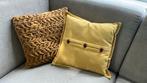 2 okergele woonkussens, Ophalen of Verzenden, Zo goed als nieuw, Bruin, Vierkant