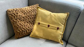 2 okergele woonkussens beschikbaar voor biedingen