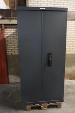 Donkere brandkast kluis archiefkast