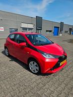 Toyota Aygo 1.0 12V Vvt-i Ddrs 2015 Rood, Auto's, Toyota, Voorwielaandrijving, 4 stoelen, Origineel Nederlands, Handgeschakeld