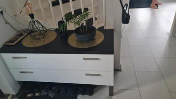 Hoogglans ladekast beschikbaar voor biedingen
