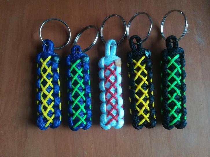 Sleutelhanger met accentkleur.  Van paracord., Verzamelen, Sleutelhangers, Nieuw, Sport, Ophalen of Verzenden
