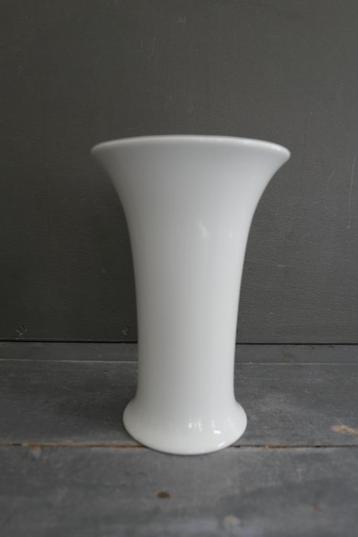 Vintage Arzberg vaas wit porselein pure eenvoud beschikbaar voor biedingen