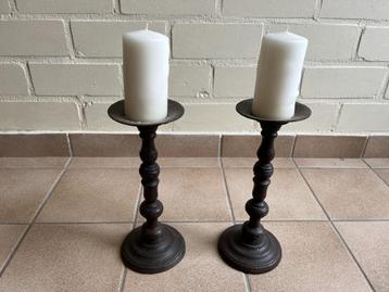 Twee gietijzeren kandelaars - brocante beschikbaar voor biedingen