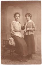 Foto - Twee Vrouwen Vrouw Kleding Blouse Rok Kamphuis Makkes, Gebruikt, Foto, Ophalen of Verzenden, Voor 1940