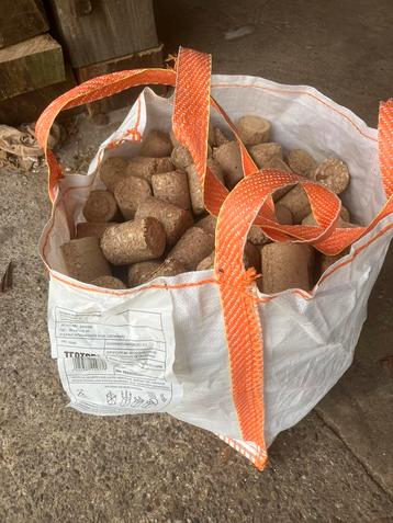 Briketten in mini big bags zak   €15.-haardhout vanaf 20.- beschikbaar voor biedingen