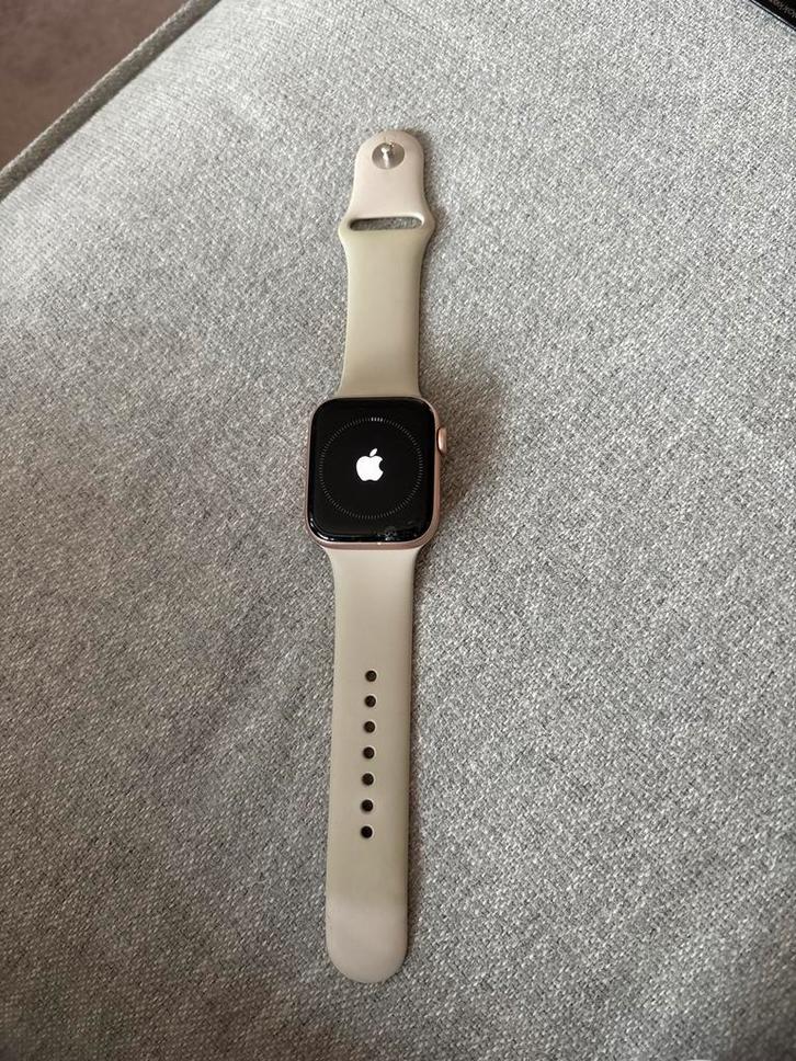 Apple Watch SE 44mm - Roségoud, Sieraden, Tassen en Uiterlijk, Smartwatches, Gebruikt, iOS, Roze, Afstand, Waterdicht, Ophalen of Verzenden