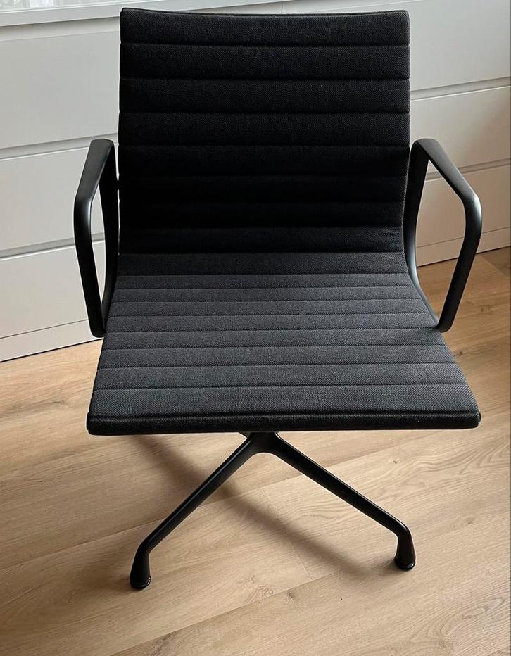 Vitra charles eames, Huis en Inrichting, Bureaustoelen, Zo goed als nieuw, Zwart, Verzenden