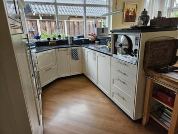 Keuken U-vorm incl. apparatuur 1 juli ophalen beschikbaar voor biedingen