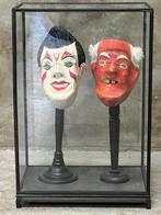 Zeer oude Halloween / carnaval maskers in vitrine, Ophalen of Verzenden