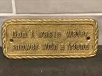 Messing deurbordje met spreuk voor de douche (040225c), Antiek en Kunst, Antiek | Koper en Brons, Ophalen of Verzenden, Koper