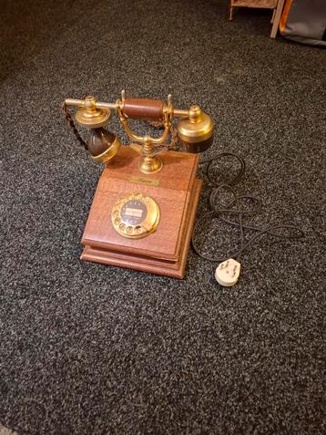 Oude telefoon  beschikbaar voor biedingen