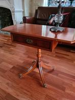 Taxus bijzettafeltje met laadje., Minder dan 55 cm, Gebruikt, Ophalen of Verzenden, 60 cm of meer