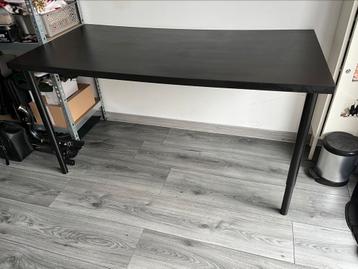 Bureau met stelpoten en wandbeugels. beschikbaar voor biedingen