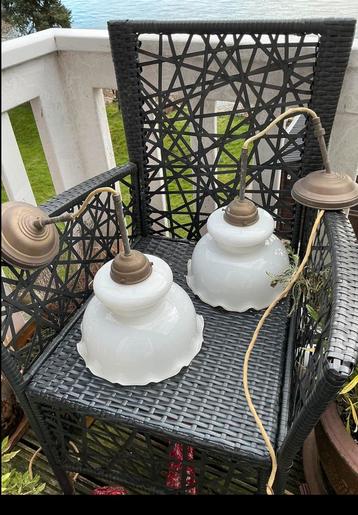Twee oude lampen met een witte glazen kap v wit opaline glas beschikbaar voor biedingen