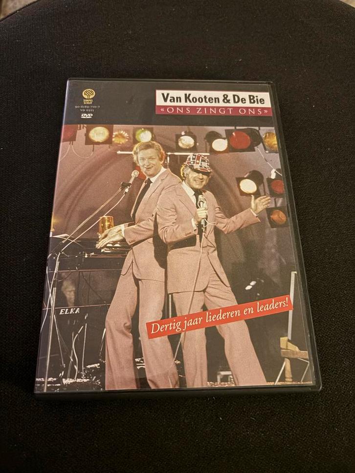 Van Kooten & De Bie - Ons Zingt Ons DVD, Cd's en Dvd's, Dvd's | Cabaret en Sketches, Zo goed als nieuw, Alle leeftijden, Ophalen of Verzenden