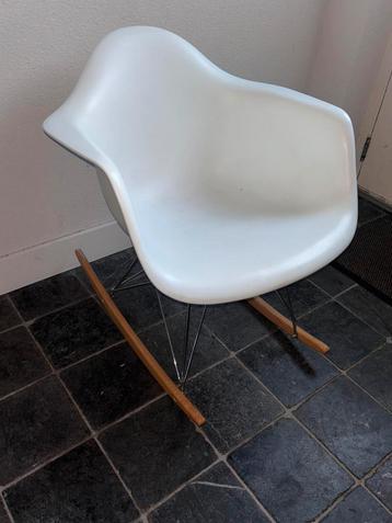 Witte Schommelstoel Eames Stijl houten geleiders beschikbaar voor biedingen