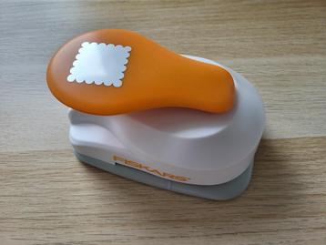 Fiskars XXL Lever Punch Scalloped Square 2.5x2.5 inch beschikbaar voor biedingen