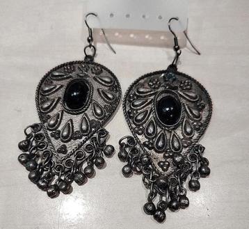 Antieke etnische zilveren oorbellen met zwart onyx cabochon  beschikbaar voor biedingen