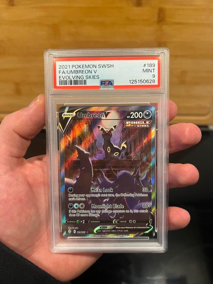 Umbreon V #189 Evolving Skies PSA 9, Hobby en Vrije tijd, Verzamelkaartspellen | Pokémon, Zo goed als nieuw, Verzenden
