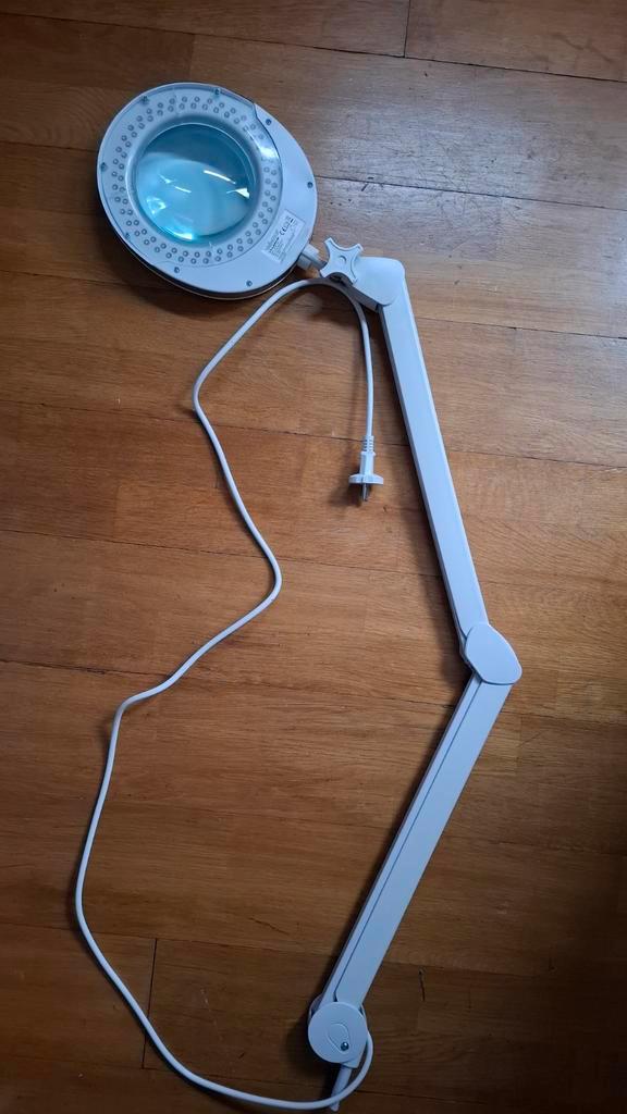 Nette Loupe Lamp LED voor Pedicure/Schoonheidsspecialiste, Huis en Inrichting, Lampen | Vloerlampen, Gebruikt, 100 tot 150 cm