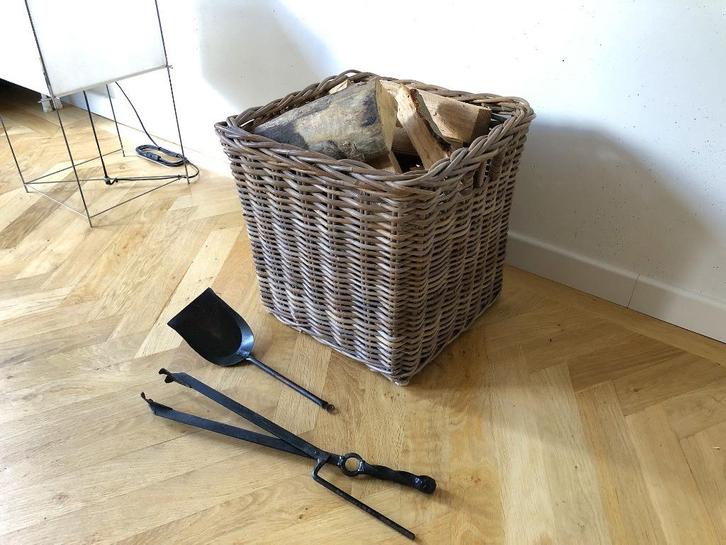 Grote mand met veel haardhout, Huis en Inrichting, Woonaccessoires | Schalen en Manden, Zo goed als nieuw, Mand, Rechthoekig, Riet