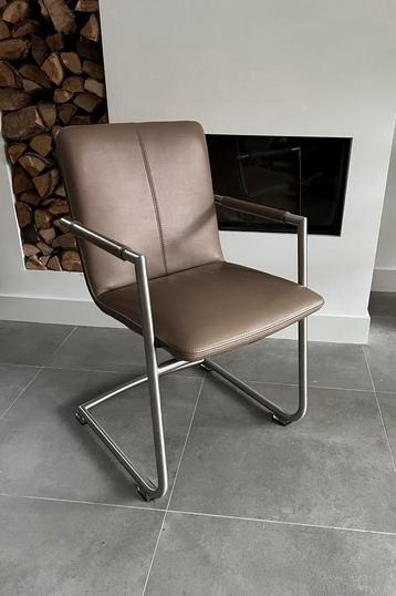 Vier taupe lederen Henders & Hazel design eetkamerstoelen. beschikbaar voor biedingen