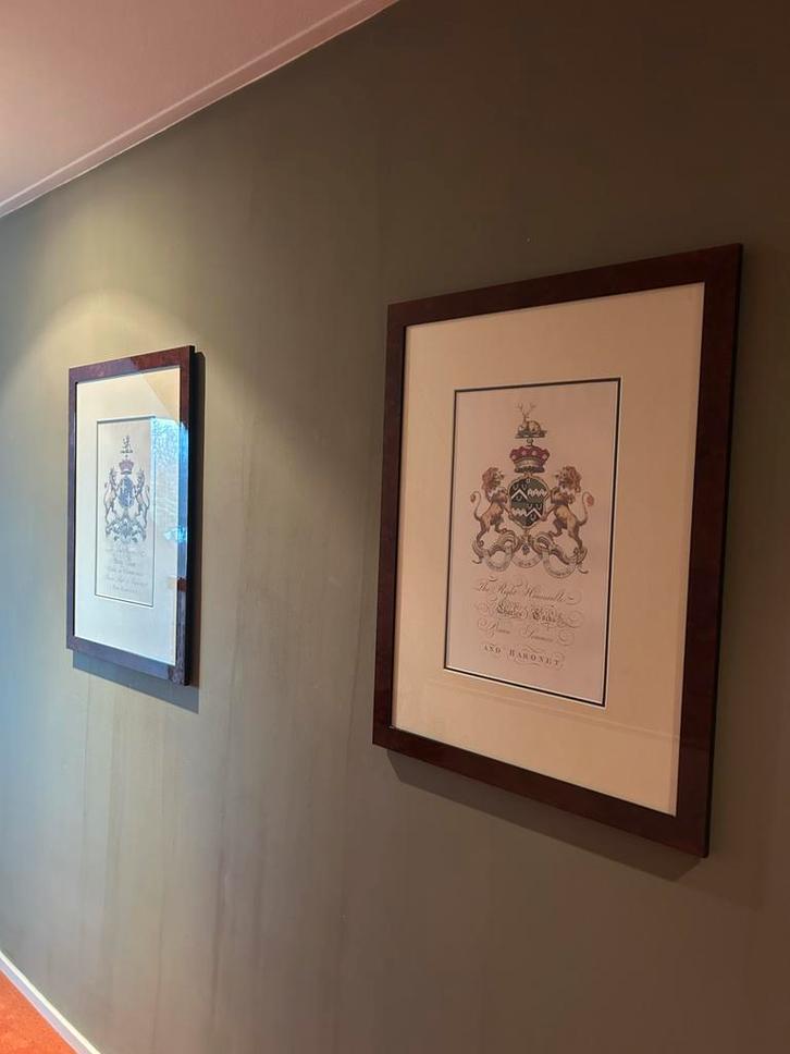 Twee ingelijste prenten met familiewapens, Antiek en Kunst, Kunst | Tekeningen en Foto's, Ophalen