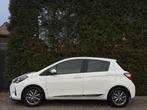 Toyota Yaris 1.5 Hybrid Dynamic Camera CarPlay, Auto's, Toyota, Gebruikt, Zwart, 4 cilinders, Wit
