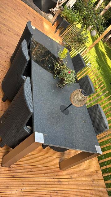 Marmeren tuintafel met roestvrijst onderst en 6 stoelen beschikbaar voor biedingen