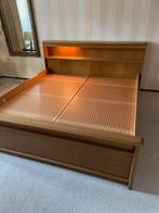 Tweepersoonsbed - Houten frame met hoofdeinde, Huis en Inrichting, Slaapkamer | Bedden, Ophalen, Gebruikt, Bruin, Tweepersoons