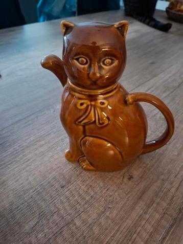 Theepot kat beschikbaar voor biedingen