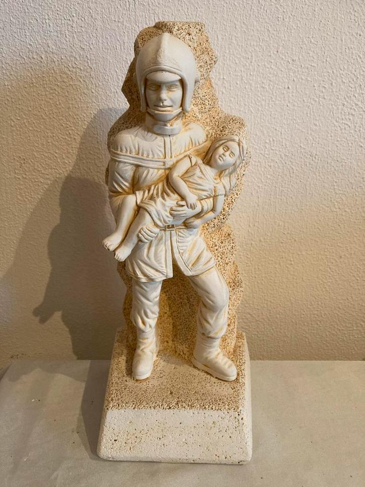 Brandweerman redt meisje - Stony Beeld, Verzamelen, Beelden en Beeldjes, Nieuw, Ophalen of Verzenden