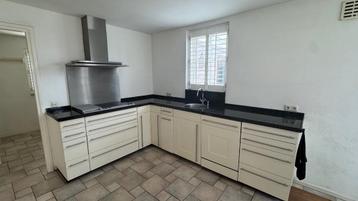 Moderne hoekkeuken incl. Apparatuur en voorraadkasten beschikbaar voor biedingen