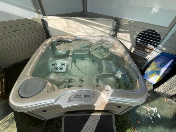 Maax Coleman Jacuzzi type 705 - pomp defect - overkapping, Tuin en Terras, Bubbelbaden en Hottubs, Zo goed als nieuw, Vast, Afdekzeil