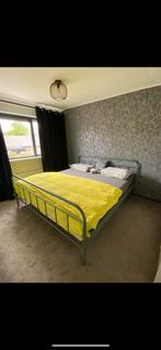 Groen metalen bed met verstelbare lattenbodems, Ophalen, Verstelbaar, Tweepersoons, Zo goed als nieuw