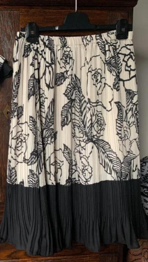 Beige gevoerde rok zwarte details; M; Kriss Sweden, Kleding | Dames, Rokken, Zo goed als nieuw, Maat 38/40 (M), Beige, Onder de knie