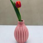 klein vaas roze geribbeld, Huis en Inrichting, Woonaccessoires | Vazen, Minder dan 50 cm, Glas, Ophalen of Verzenden, Overige kleuren