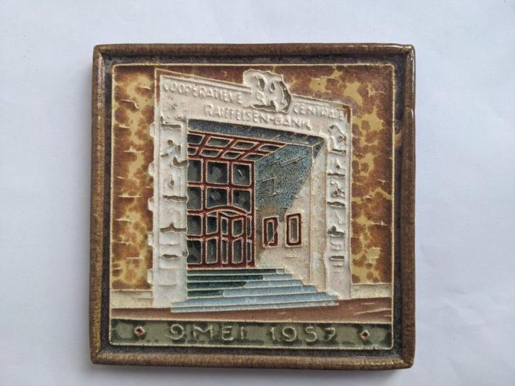 De Porceleyne Fles herdenkingstegel – Raiffeisenbank 1957, Antiek en Kunst, Antiek | Wandborden en Tegels, Ophalen of Verzenden