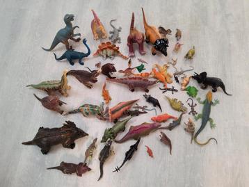 Speelgoed: Dinosaurussen en salamanders beschikbaar voor biedingen