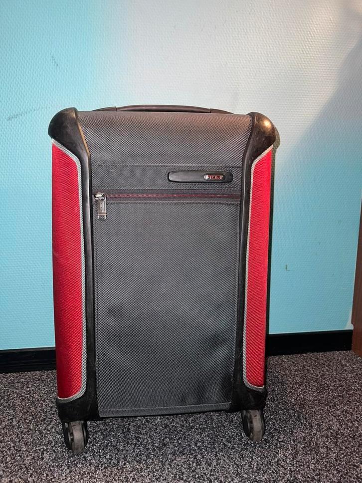 TUMI Grey/Red Small Gen 4.2 Lightweight Carryon Suitcase, Sieraden, Tassen en Uiterlijk, Koffers, Zo goed als nieuw, Hard kunststof