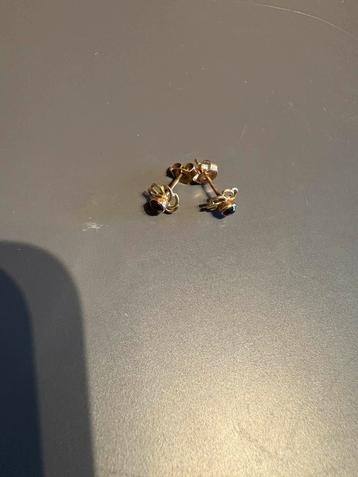 14k gouden oorbellen met rode steen,vintage bloemmodel (585) beschikbaar voor biedingen